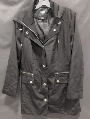 Chaqueta cortavientos Tower by London Fog negra con capucha, talla grande para mujer Foto 1 de 4