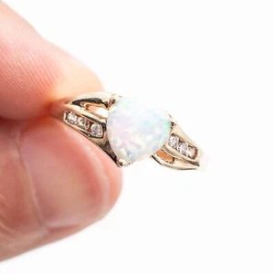 Anillo de diamantes de ópalo en forma de corazón de oro amarillo de 10k - Imagen 1 de 5
