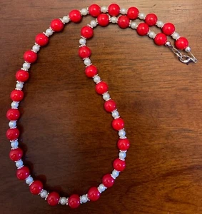18" rote Koralle und weiße Glasperlen Halskette - Bild 1 von 3