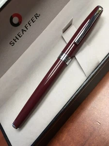 Pluma Estilográfica Sheaffer Sagaris Brillo Vino “M” Plumín - Imagen 1 de 7