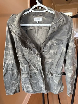 Chaqueta militar para mujer Charlotte Russe talla M camuflada Foto 1 de 4