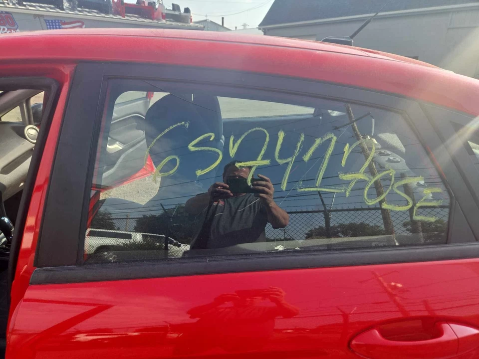 Used Rear Left Door Glass Rear fits: 2013 Ford Fiesta 4 Dr tinted Sdn Rear Left Foto 1 de 4