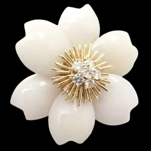 Spilla oro giallo Van Cleef & Arpels rosa di Natale diamante fiore corallo bianco - Foto 1 di 9