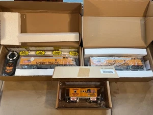 _-NEW-_ Menards O scale Union Pacific F3 Powered Box car and Lighted caboose - Picture 1 of 13