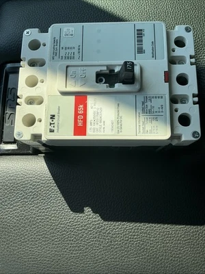 Disyuntor de caja moldeada Cutler-Hammer HFD3175 3 polos 175A Foto 1 de 4