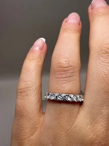 Anillo de media eternidad de oro blanco de 9 quilates de 1,03 quilates cultivado en laboratorio LGSL72 - Imagen 1 de 22