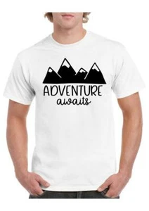 Adventure Awaits T-Shirt - Inspiration, Reisen, Leben, Wandern, genial, Berg - Bild 1 von 1