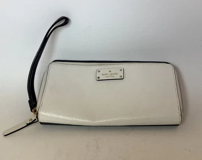 Cartera pulsera Kate Spade blanca y azul marino doble cremallera 8” de largo por 4” de alto Foto 1 de 3