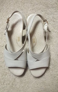 SAS CARESS BEIGE SANDALEN 7W ~ NIEDRIGER KEILABSATZ ~ GEBRAUCHT, IN EINWANDFREIEM ZUSTAND - Bild 1 von 8