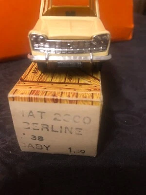 Fiat 2300 berline Norev N° 38 de 1960 Echelle 1/43 - Photo 1/3