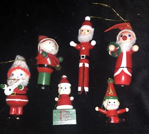 6 Vintage handbemalte Holz Holz Weihnachtsmann Weihnachtsschmuck ~ 2,5" bis 4,75" - Bild 1 von 3