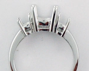 THREE STONE RING MOUNTING 14K GOLD FOR CENTER ROUND 1.25CT AND SIDES 1/2 CT EACH - Bild 1 von 4