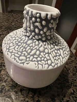 Jarrón Cajón y Barril Danza Blanco y Gris Foto 1 de 4
