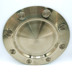 Plato redondo de metal plateado de 12" con patrón de borde de remolino - Imagen 1 de 5