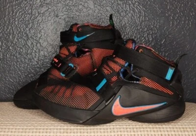 Lebron James Soldier Talla 5.5Y 776471-084 Negro/Naranja  Foto 1 de 4