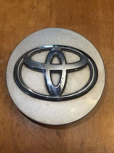 Toyota 13-15 Camry Venza Factory OEM Wheel Center Cap Silver 42603-08030 TO207 - Picture 1 of 2