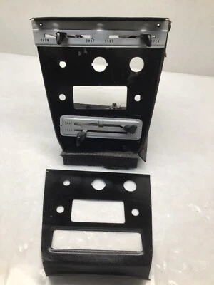 Radio central delantera y defensa Datsun Roadster 1966 Subasta de consola fría y caliente Foto 1 de 4