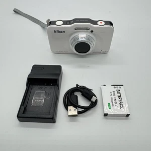 Nikon Coolpix S31 10.1MP White Waterproof Digital CCD Camera New Battery Tested - Picture 1 of 16