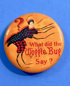 1904 L. Frank Baum WHAT DID THE WOGGLE BUG SAY Button Wizard of Oz 1.25" RARE - Foto 1 di 7