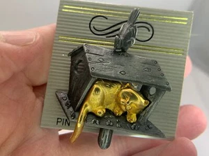 Cat in Birdhouse Vintage Bi-Metal NOSWT Vintage Bi-Metal Brooch Pin V-8628 - Picture 1 of 3