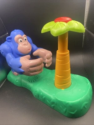 Juguete de actividad catapulta de coco Bright Starts bebé mono gorila árbol musical Foto 1 de 4