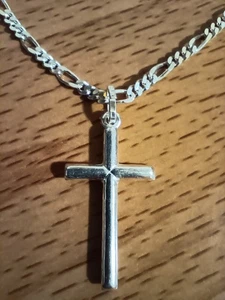 Vtg 925 Italy Sterling Silver Cross Crucifix 2.5mm Figaro Chain Necklace 22" - Picture 1 of 6