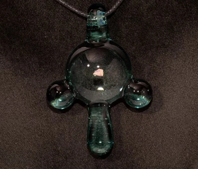 Colgante de ópalo golpe de plata - Collar amuleto de talismán de borosilicato soplado a mano Foto 1 de 4