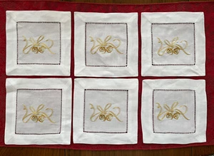 6er Set ~Vtg. Weiß 6" x 6" Leinen bestickt Goldband & Glocken Deckchen/Untersetzer - Bild 1 von 5