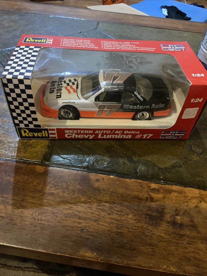 Coche diecast Revell # 17 Chevy Lumina Western Auto/AC Delco NASCAR 1:24 Foto 1 de 1