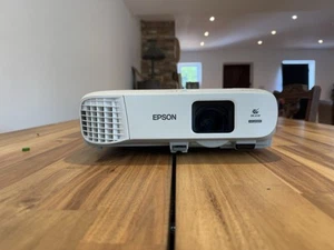 Epson EB-990U 3800 Lumens 1080p Full HD Cinema Projector 2x HDMI Low Hours - Picture 1 of 18