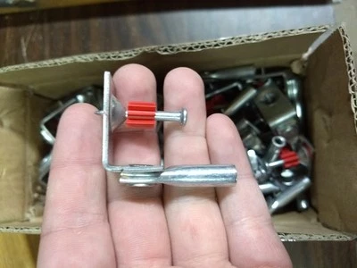 Clip angular con pasador accionado por polvo. Caja de ojales 1/4-20 cantidad 100 Foto 1 de 4