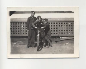 Foto gruppo vintage anni '40 ragazzi adolescenti Motley 4X3 B&W Converse Bike Troublemakers - Foto 1 di 2