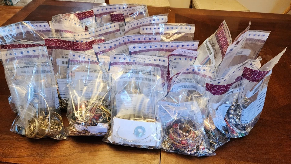 Grab Bags Of 20 随机可穿戴珠宝、项链、耳环。 阅读 阅读 阅读 阅读 — 第 1/1 张图片