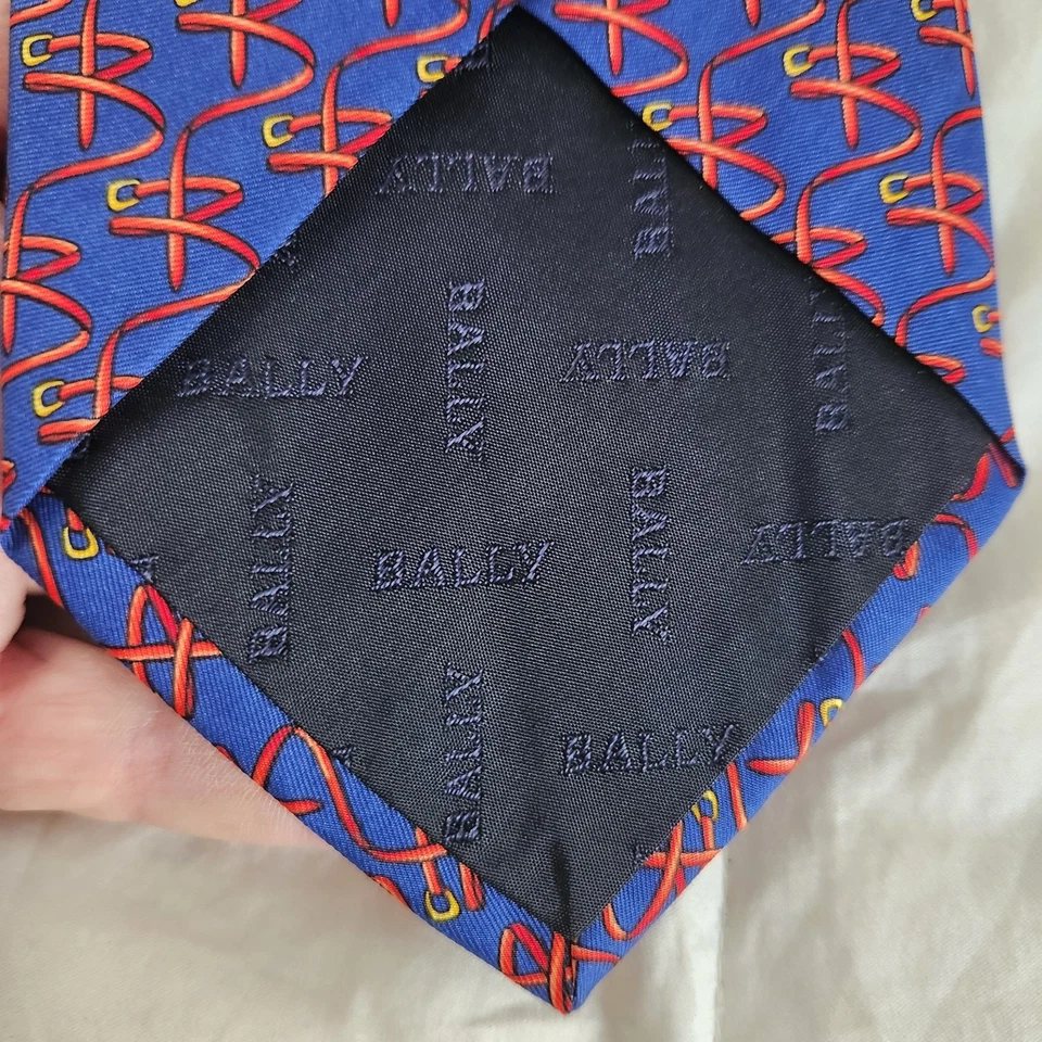 Corbata de seda BALLY con monograma y estampado de cinturón Italia W:3,75" usada en excelente estado azul/rojo Foto 1 de 4