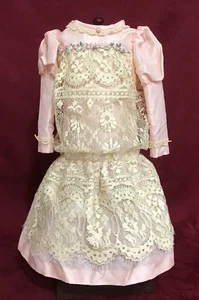 Bonito vestido estilo antiguo vintage rosa y encaje para muñeca bisque alemana o francesa - Imagen 1 de 9