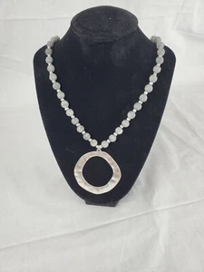 Collar de disfraz para mujer plata, cuentas grises, colgante curcular de níquel martillado - Imagen 1 de 2