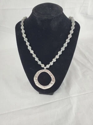 Collar de disfraz para mujer plata, cuentas grises, colgante curcular de níquel martillado Foto 1 de 2
