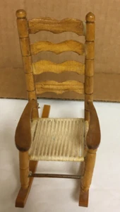 Balancín miniatura estilo colonial para casa de muñecas con asiento tejido 3 3/4"x 3 1/2"x 1 1/2" - Imagen 1 de 5