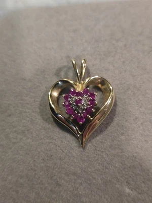 COLGANTE CORAZÓN RUBÍ Y DIAMANTE ORO AMARILLO 10KT PROPIEDAD 2,28 GRAMOS Foto 1 de 4
