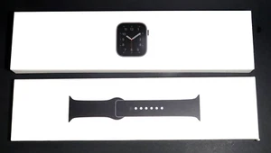 Apple Watch SE A2351 40mm GPS 32GB Space Gray Aluminum Case W/Black Sport Band - Picture 1 of 16