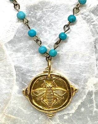 Collar Moneda Susan Shaw Color Turquesa Cuentas Abeja Intaglio Hecho en EE. UU. Foto 1 de 4