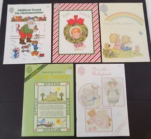 Lotto di 5 ~ vintage ~ disegni di Gloria & Pat ~ libri/opuscolo modello punto croce - Foto 1 di 12