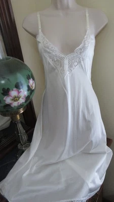 BODY LITES 2141 MARFIL NAILON ENCAJE vintage años 70 deslizamiento completo SISSY talla 34 EE. UU. COMO NUEVO Foto 1 de 4