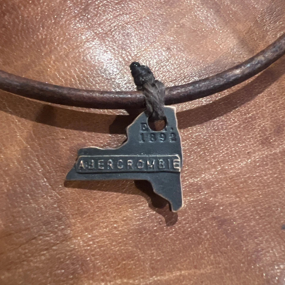 Abercrombie and Fitch A&F 复古皮革 1892 金属纽约项链 罕见 — 第 1/2 张图片