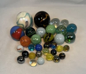 Lot of 33 Glass Marbles Found In A Box With Vintage Toys At A Garage Sale - Bild 1 von 5