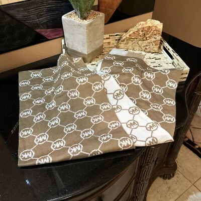 Шарф Michael Kors с двусторонним логотипом вязаный Infinity желтовато-коричневый коричневый с логотипом MK 60 дюймов x 10 дюймов как новый - Изображение 1 из 4