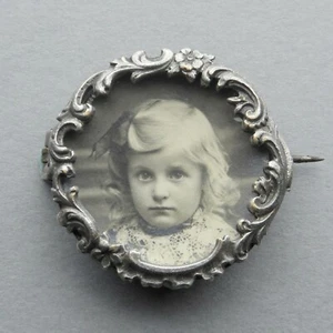 French, Antique Photo Brooch. Little Girl. Art Nouveau. Flower. - Picture 1 of 7