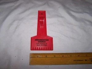 Raspador de hielo vintage de plástico rojo IGLESIA DE LA ANUNCIACIÓN BRASIL INDIANA - Imagen 1 de 3