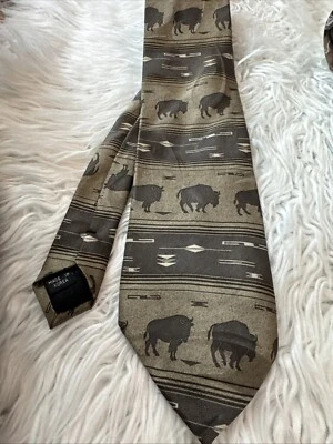 Corbata muda Buffalo-Roper Western Motif verde marrón topo para hombre. Seda.  Made Korea Foto 1 de 4