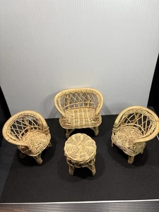 4-teiliges Korbgeflecht Rattan Barbie Puppenhaus Möbel Couch 2 Stühle Terrasse Tisch Set - Bild 1 von 9